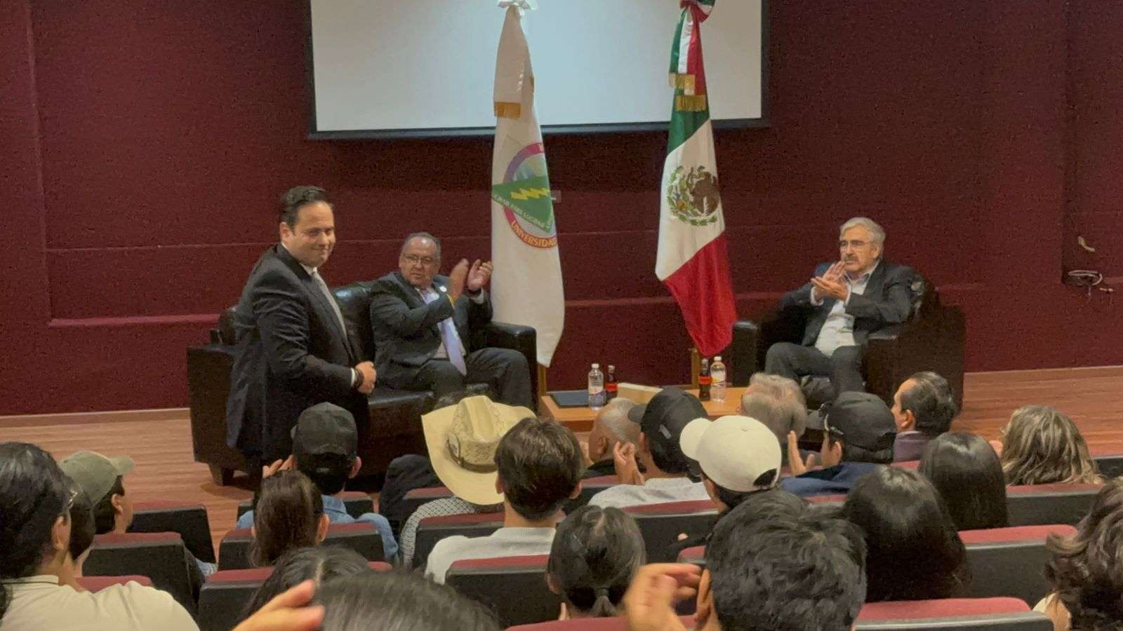 Realizan conferencia a cargo de Benjamin Clariond en la Uach 