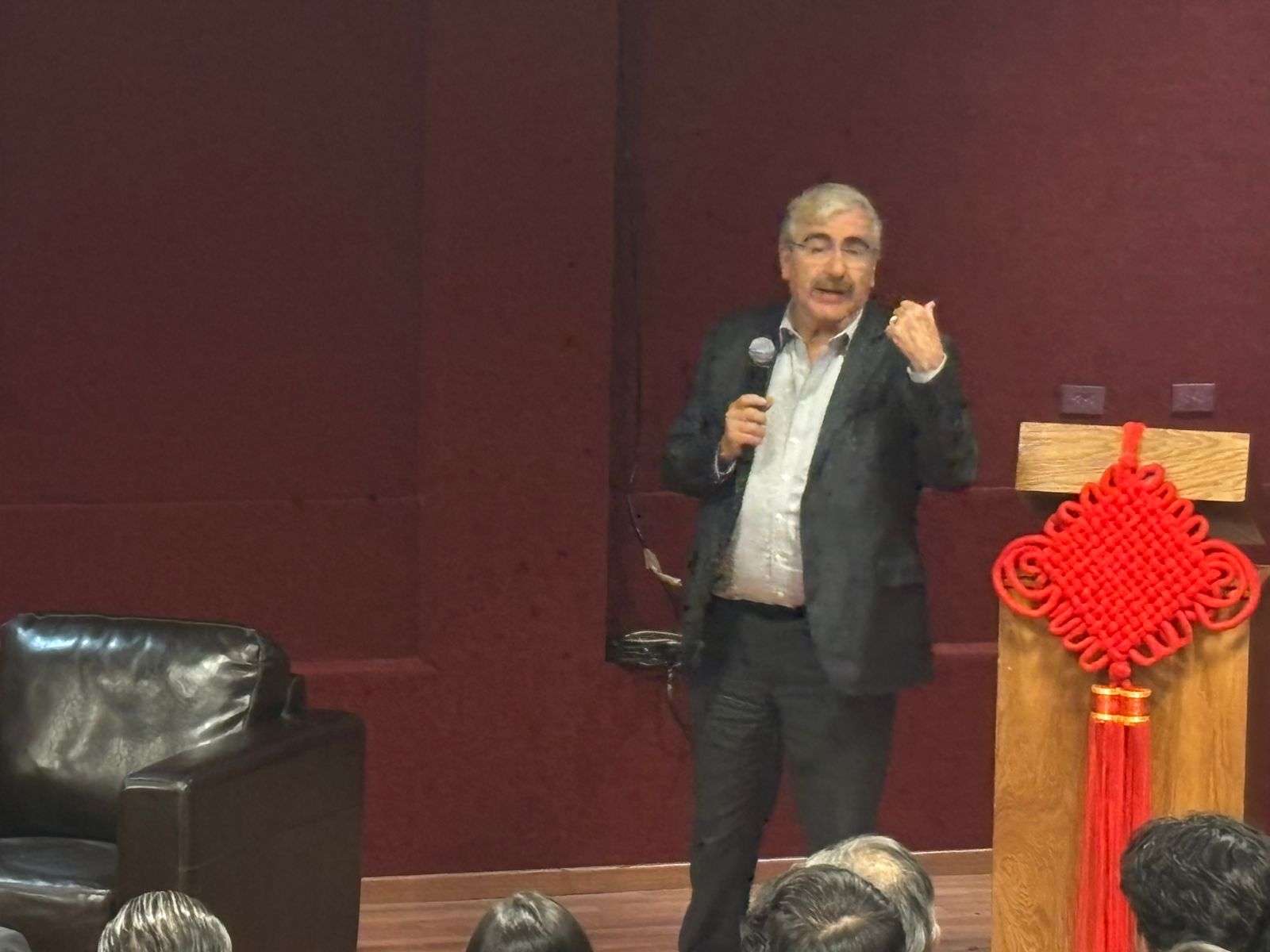 Realizan conferencia a cargo de Benjamin Clariond en la Uach 