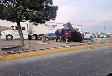 Deja volcadura en la Vialidad Sacramento una mujer lesionada