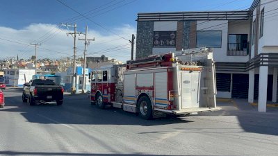 Desprenden fuertes vientos tejas de una vivienda en la Diego Lucero 