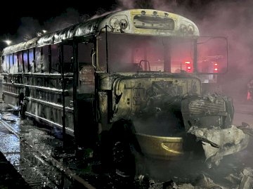 Incendia grupo armado camión maquilero en Aldama