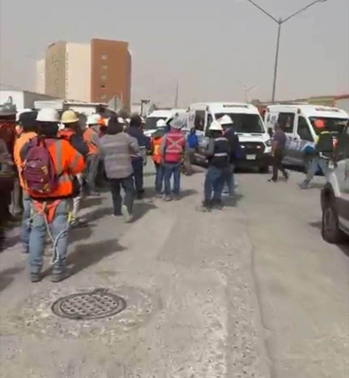Caen trabajadores de más de 12 metros de altura de edificio en construcción 