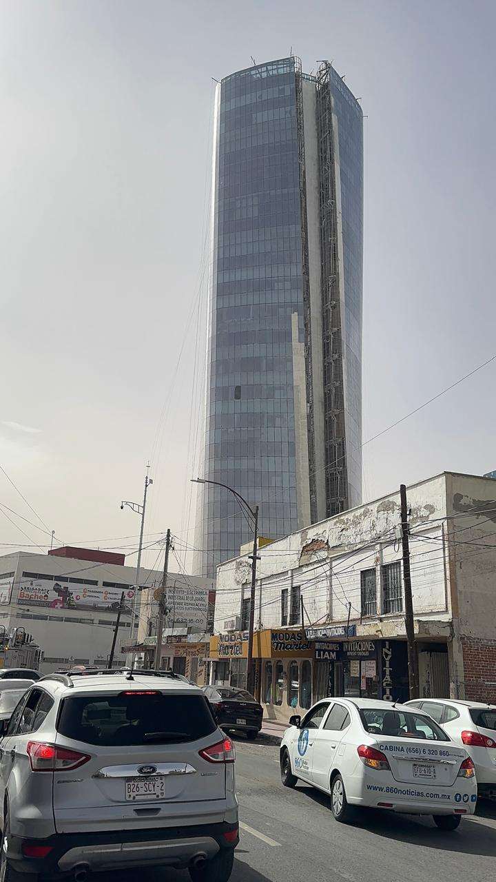 Cae vidrio desde el piso 20 de la Torre Centinela; no hay lesionados 