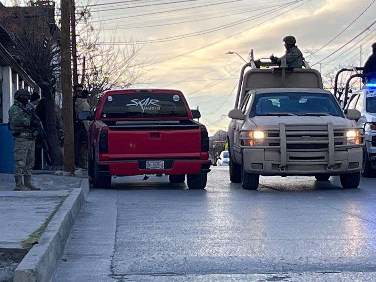 Detonaciones de arma de fuego dañan vehículo en la colonia Aztecas