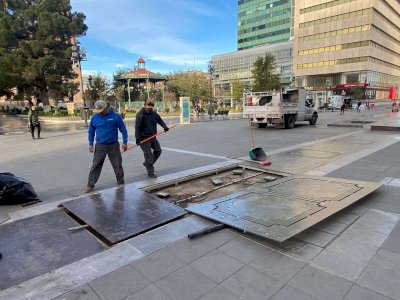 Realizan limpieza de placas de acero en Plaza de Armas