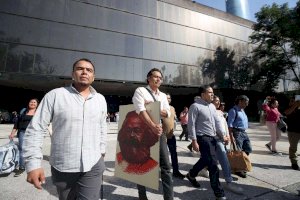 Sale Marx Arriaga de la SEP luego de 4 días atrincherado