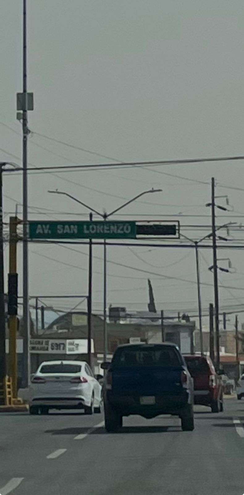 Dejan fuertes vientos colonias sin luz y semaforos apagados 