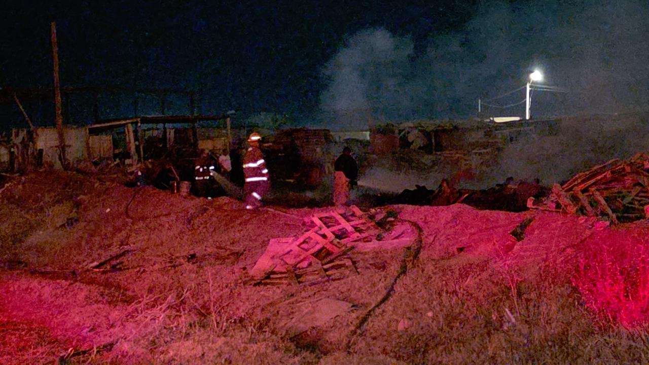 Incendio en tarimera clandestina deja sin luz a vecinos de Granjas Santa Elena