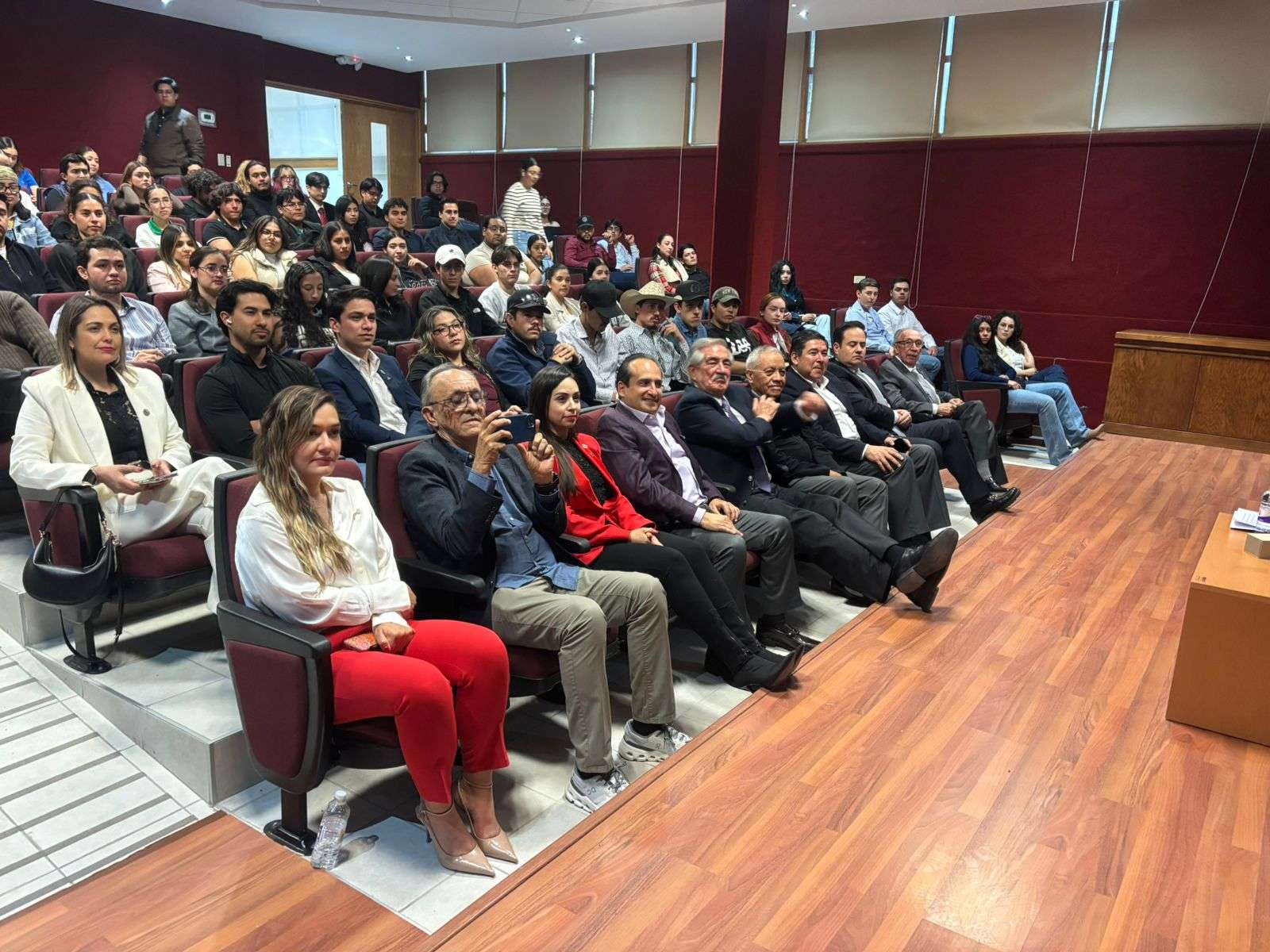 Realizan conferencia a cargo de Benjamin Clariond en la Uach 