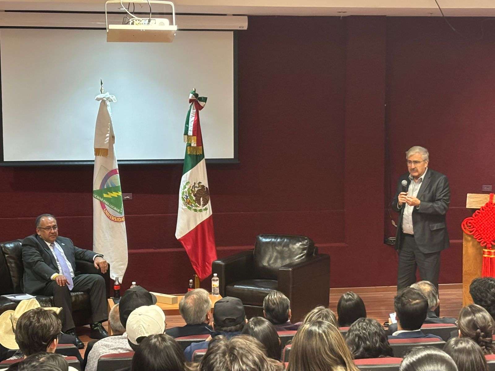 Realizan conferencia a cargo de Benjamin Clariond en la Uach 