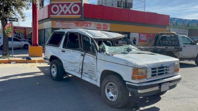 Choca y vuelca por omitir alto en la Heroico Colegio Militar