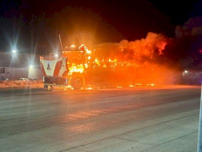 Consume incendio camión de personal en la Vialidad CH-P