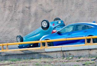 Vuelca al perder el control de su auto en el Perijuv