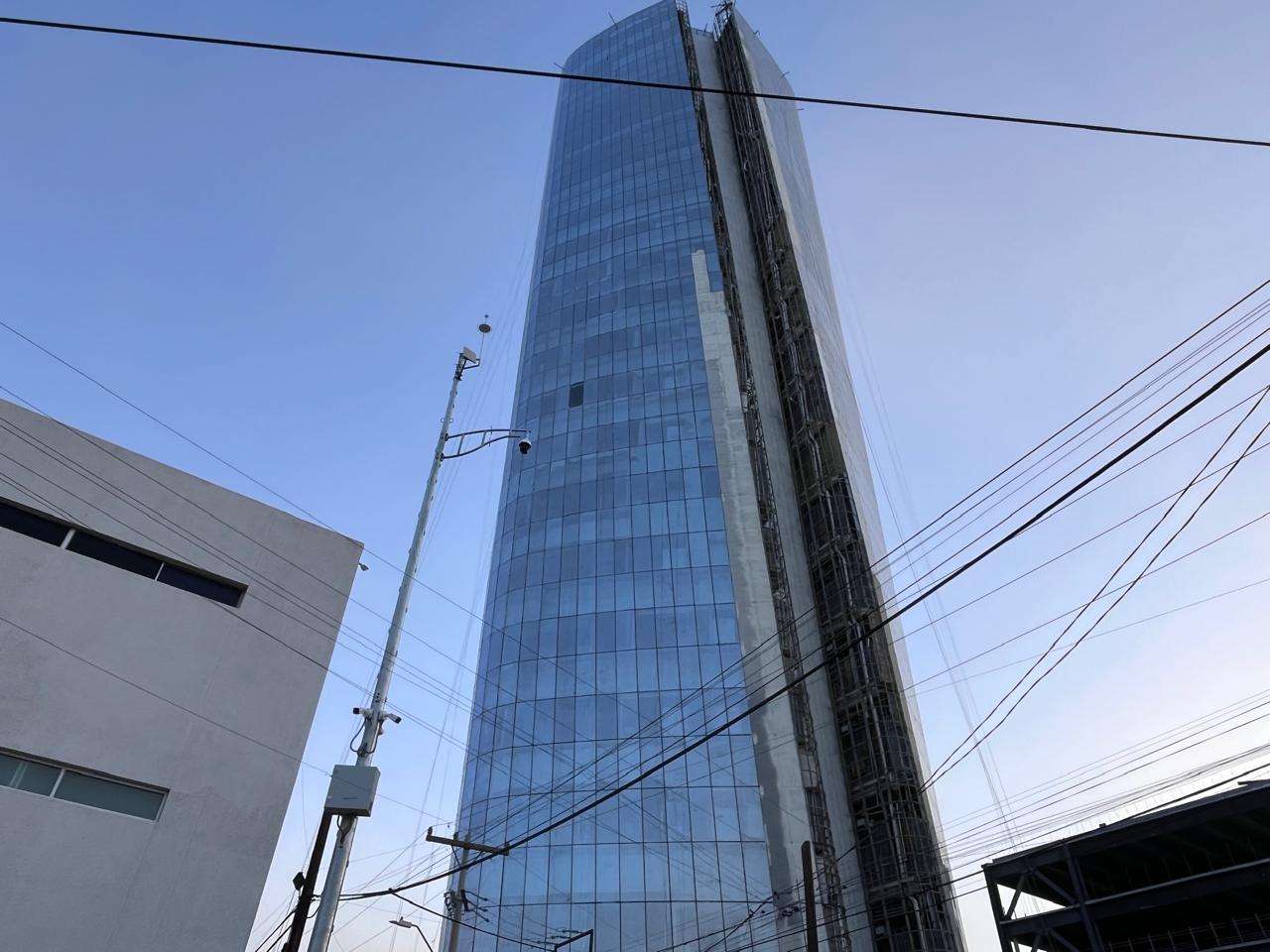 Suspenden labores en Torre Centinela tras incidente por fuertes vientos