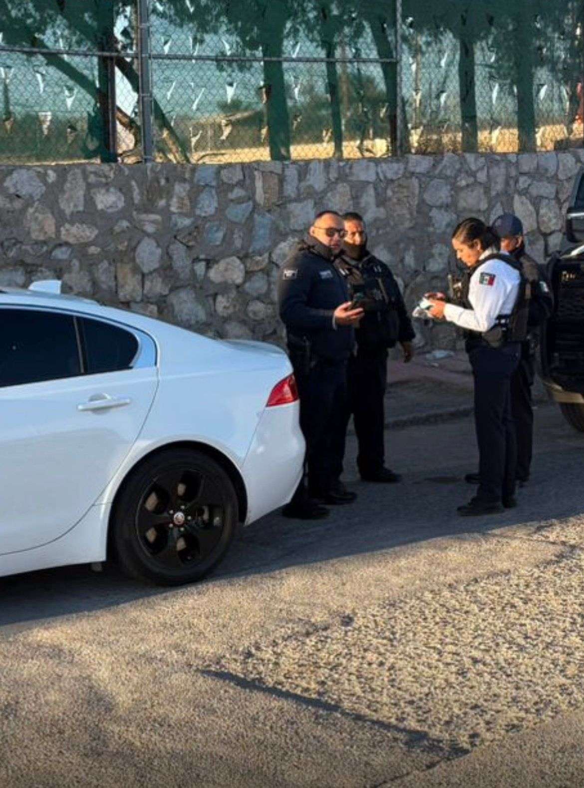 Intenta conductora meterse a la fila del Libre; la multan 