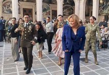 Baila Maru el Payaso de Rodeo con militares 