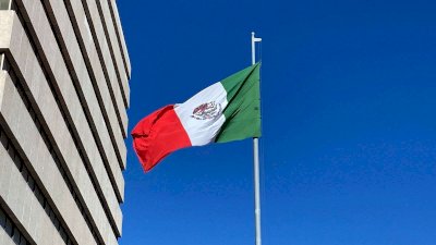 Izan la bandera en Plaza de Armas por el Día del Ejército Mexicano
