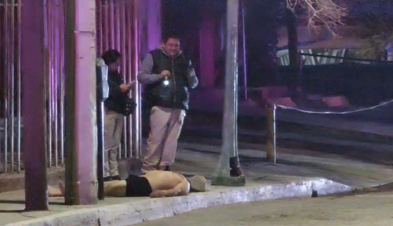 Localizan a hombre sin vida en la vía pública frente a la Presidencia Municipal