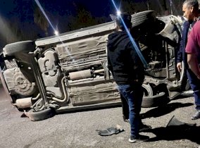 Vuelca Sentra al chocar contra otro auto en avenida Cafetales