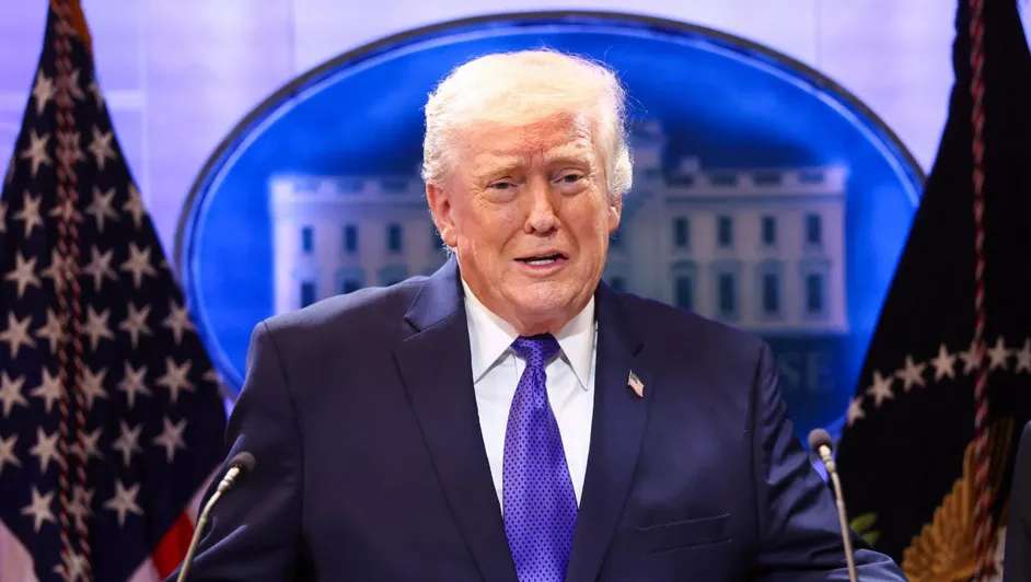 Firma Trump orden para imponer arancel global de 10%