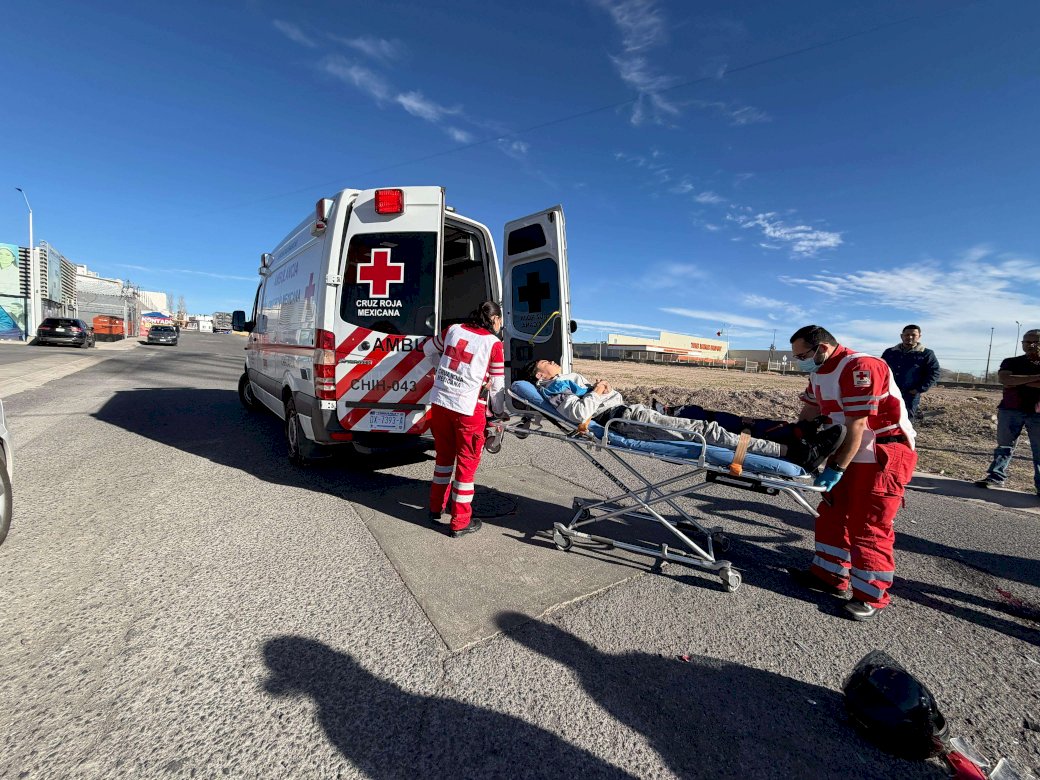 Sufre motociclista fractura por choque con transporte de personal