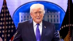 Firma Trump orden para imponer arancel global de 10%