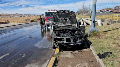 Se incendia vehículo en la Tecnológico; no hay lesionados