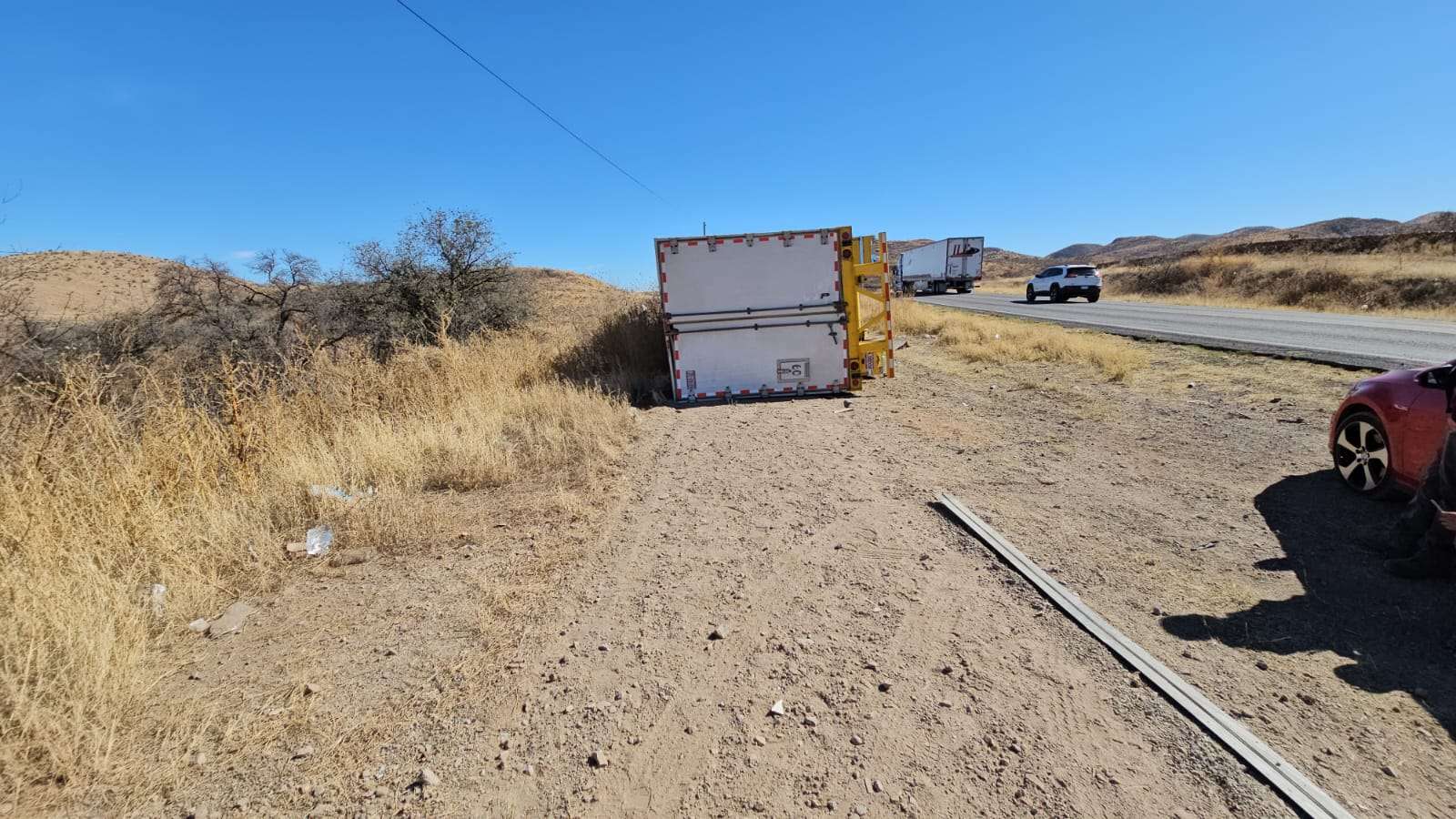 Vuelca tráiler cargado de algodón en las Curvas del Perico