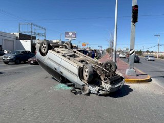 Pierde el control y vuelca sobre la Tecnológico 