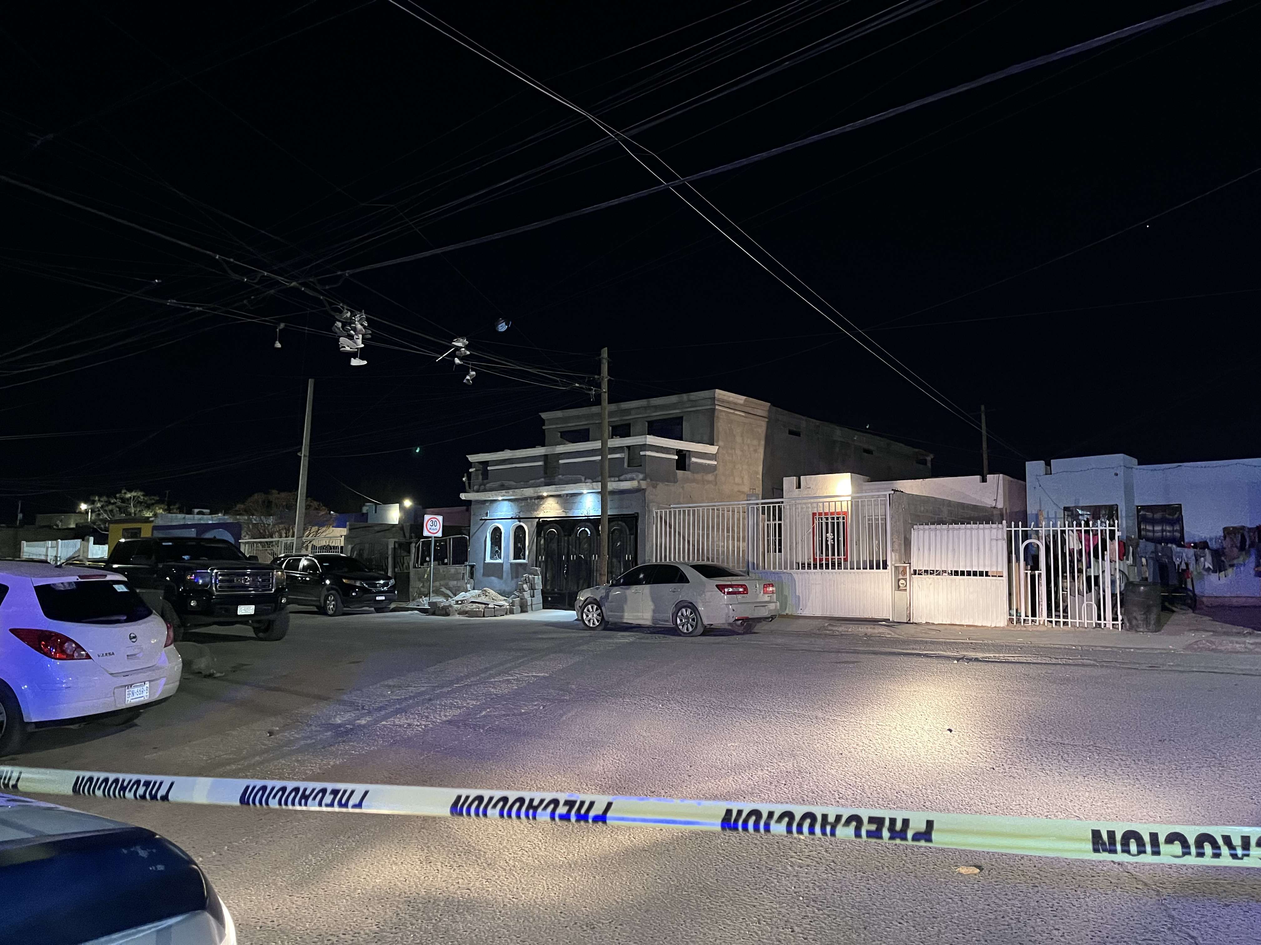 Vecinos reportan disparos y hallan auto con múltiples impactos
