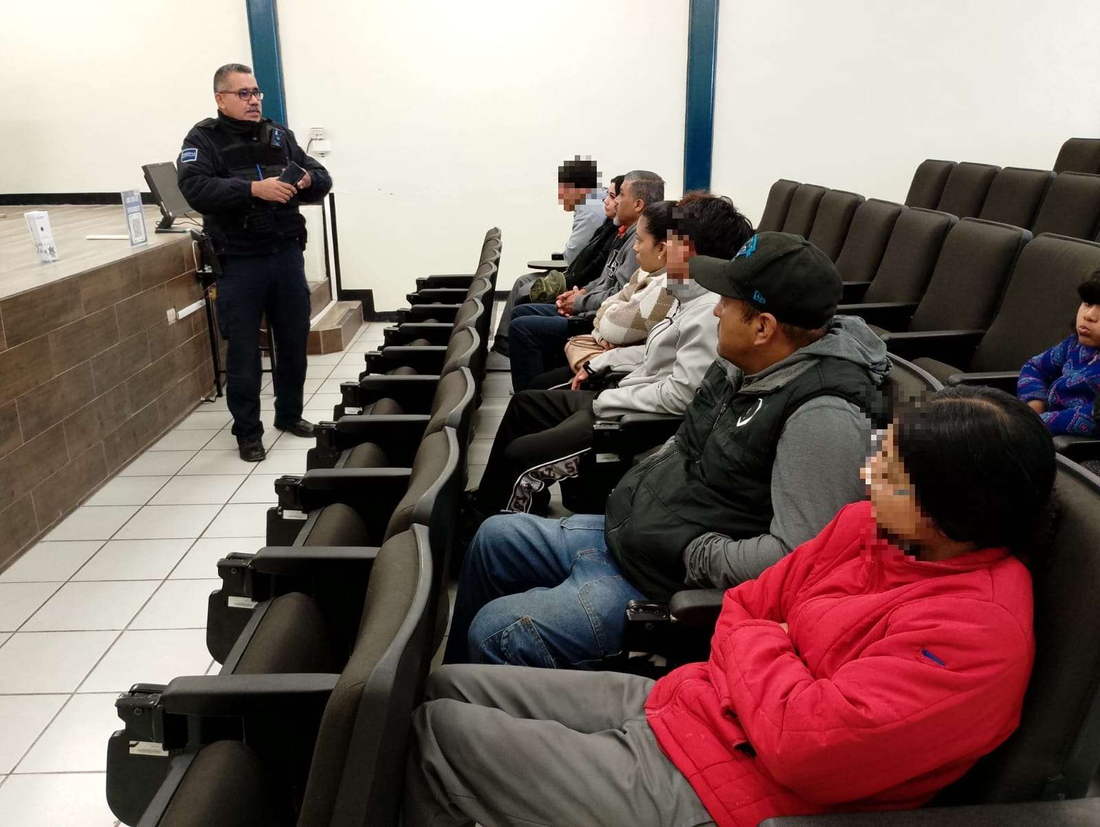 Dan plática sobre crianza responsable a padres en el CBTIS 270