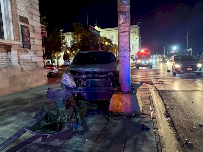 Volantea y choca contra semáforo a un lado de rectoría