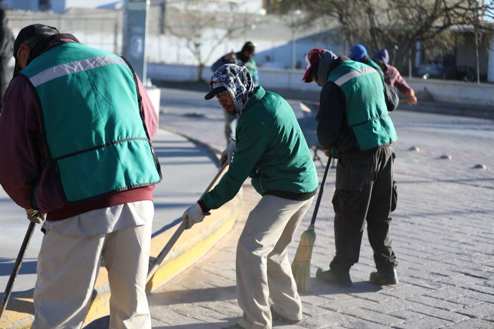 Organizan jornada de limpieza en la Plaza Benito Juárez