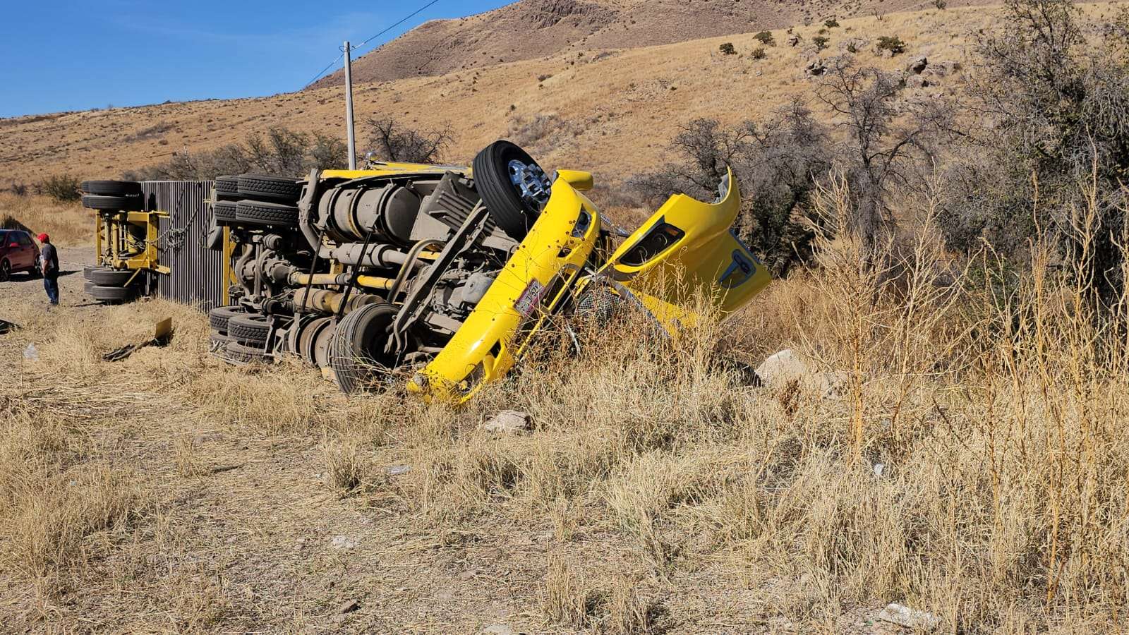 Vuelca tráiler cargado de algodón en las Curvas del Perico