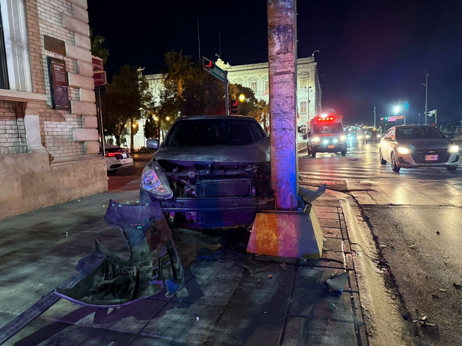 Volantea y choca contra semáforo a un lado de rectoría