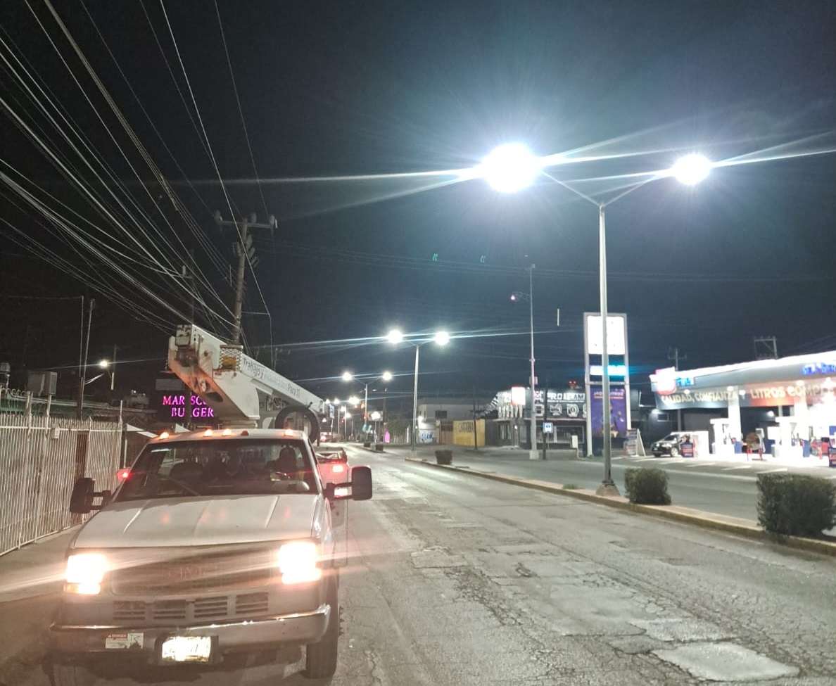 Atienden reporte de luminarias en la avenida Juan Escutia