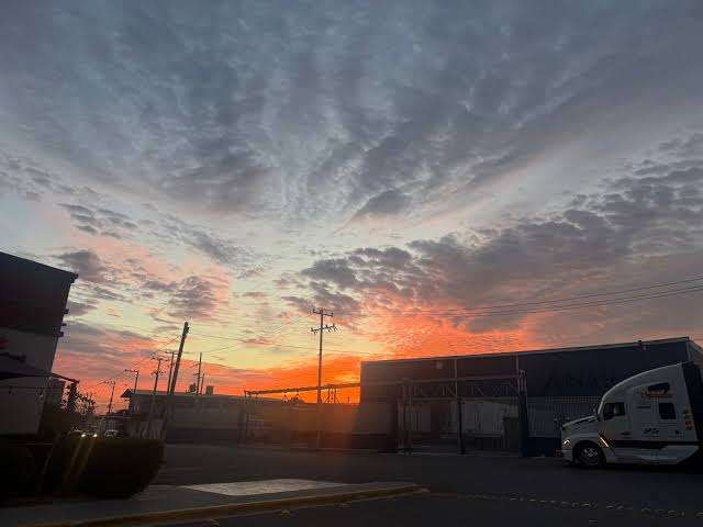Amanece entre nubes y claros; el lunes subirá la temperatura