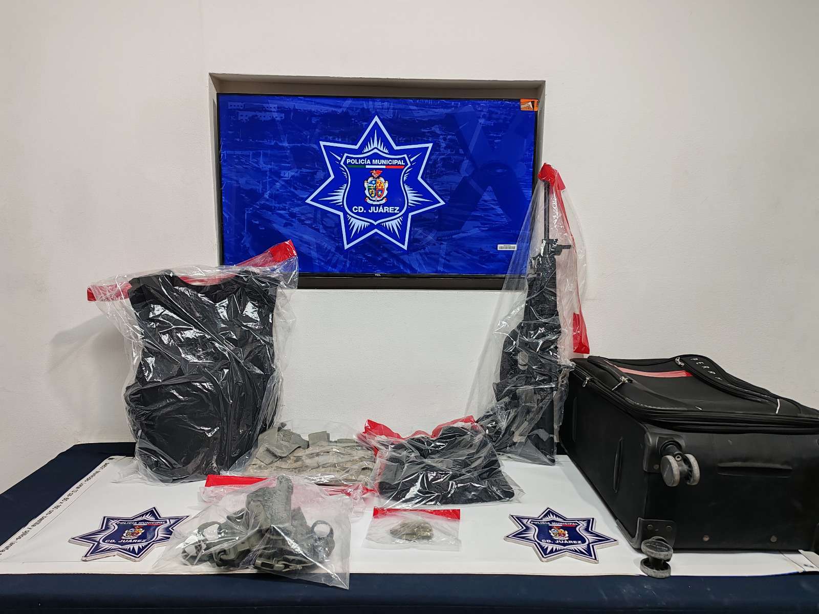 Aseguran fusil de asalto, cartuchos y equipo táctico; detienen a un sujeto