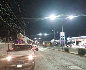Atienden reporte de luminarias en la avenida Juan Escutia