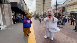 Alegran el centro duelo de baile entre Dr. Simi y reno Telcel 