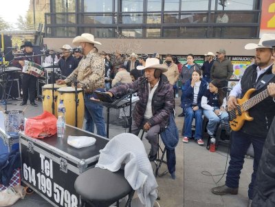 Danzan capitalinos al ritmo de norteñas en Plaza de Armas