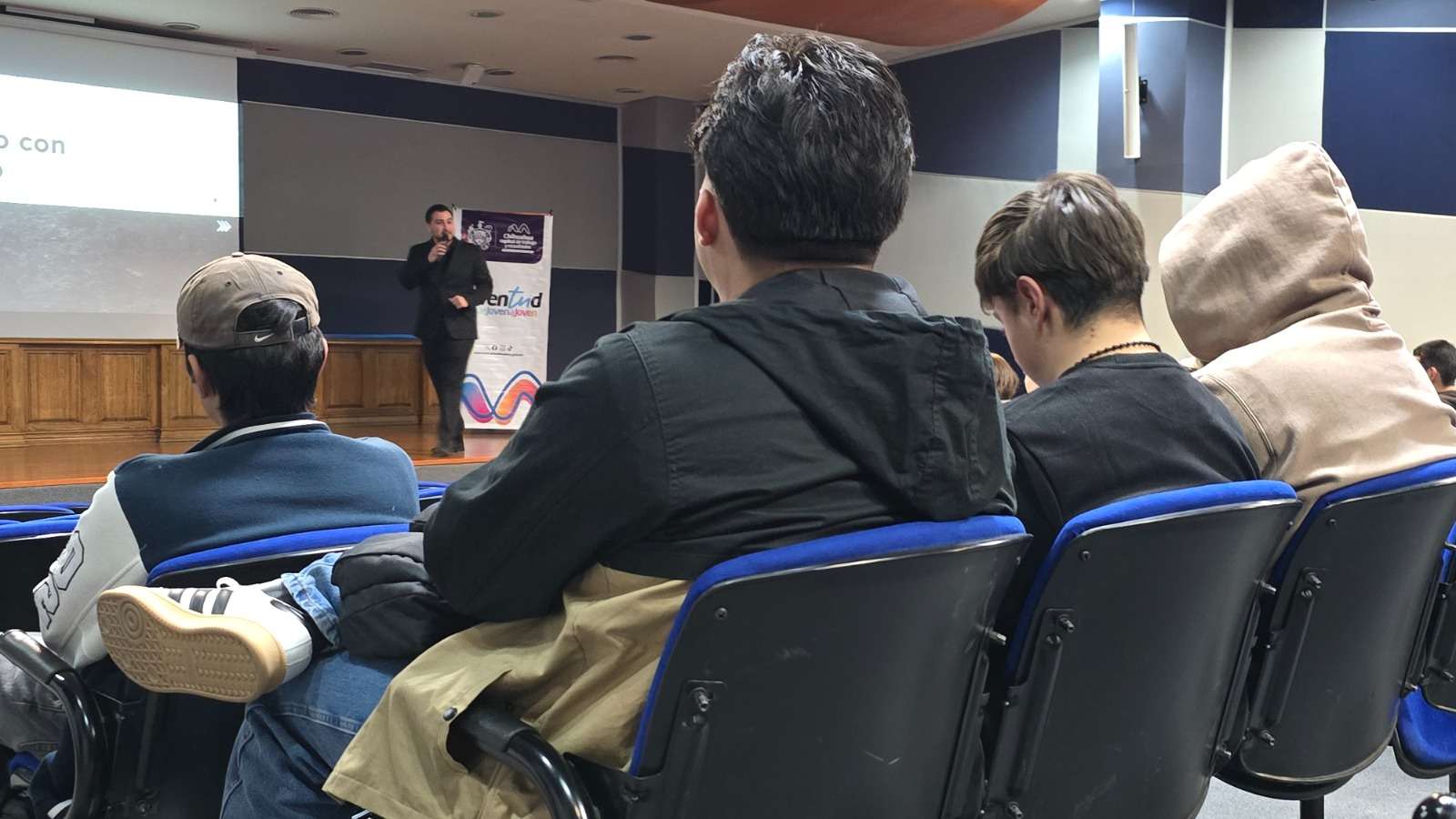 Brindan pláticas sobre liderazgo a estudiantes de la Uach