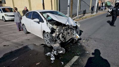 Omite semáforo rojo y provoca choque en la Tecnológico