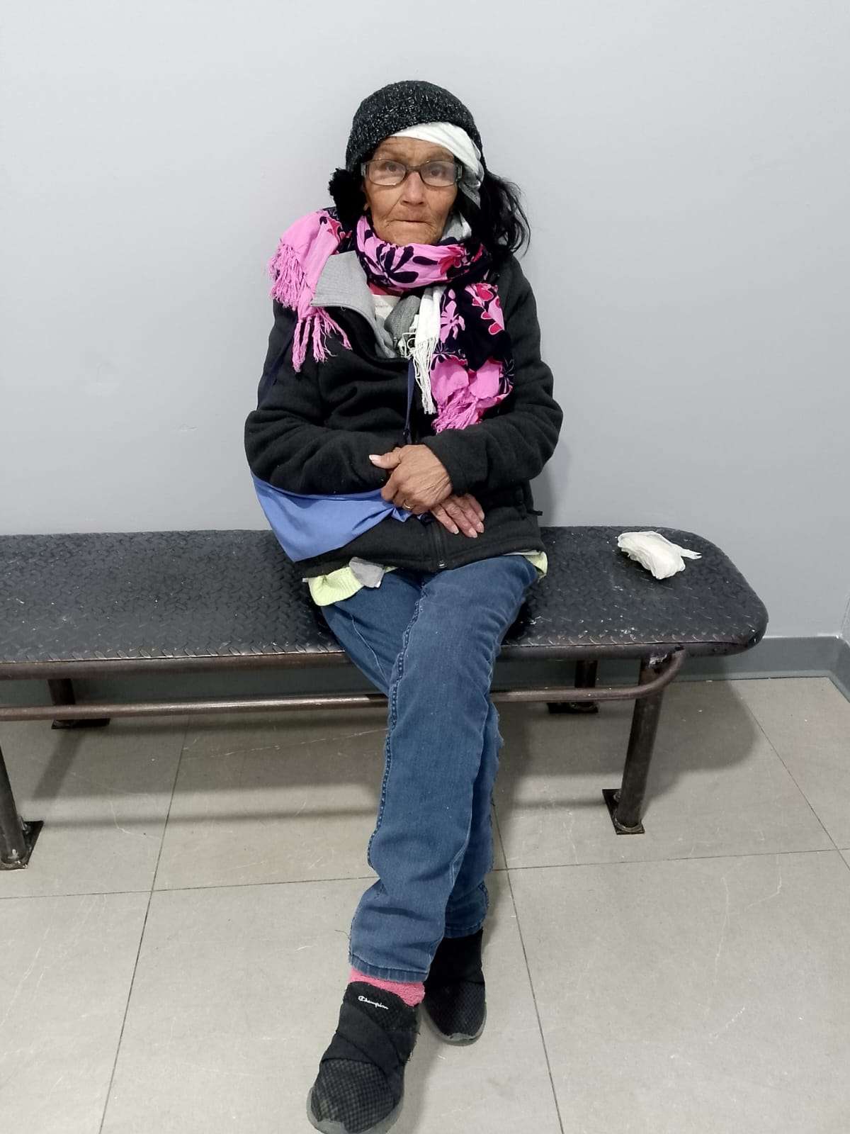 Piden apoyo para encontrar a familia de mujer extraviada