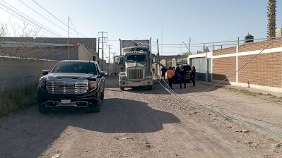 Derriba tráiler postes y deja sin luz a colonia Deportistas