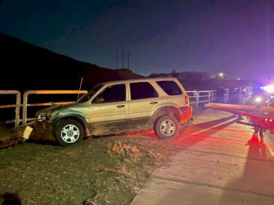 Choca camioneta contra contención metálica en el R. Almada