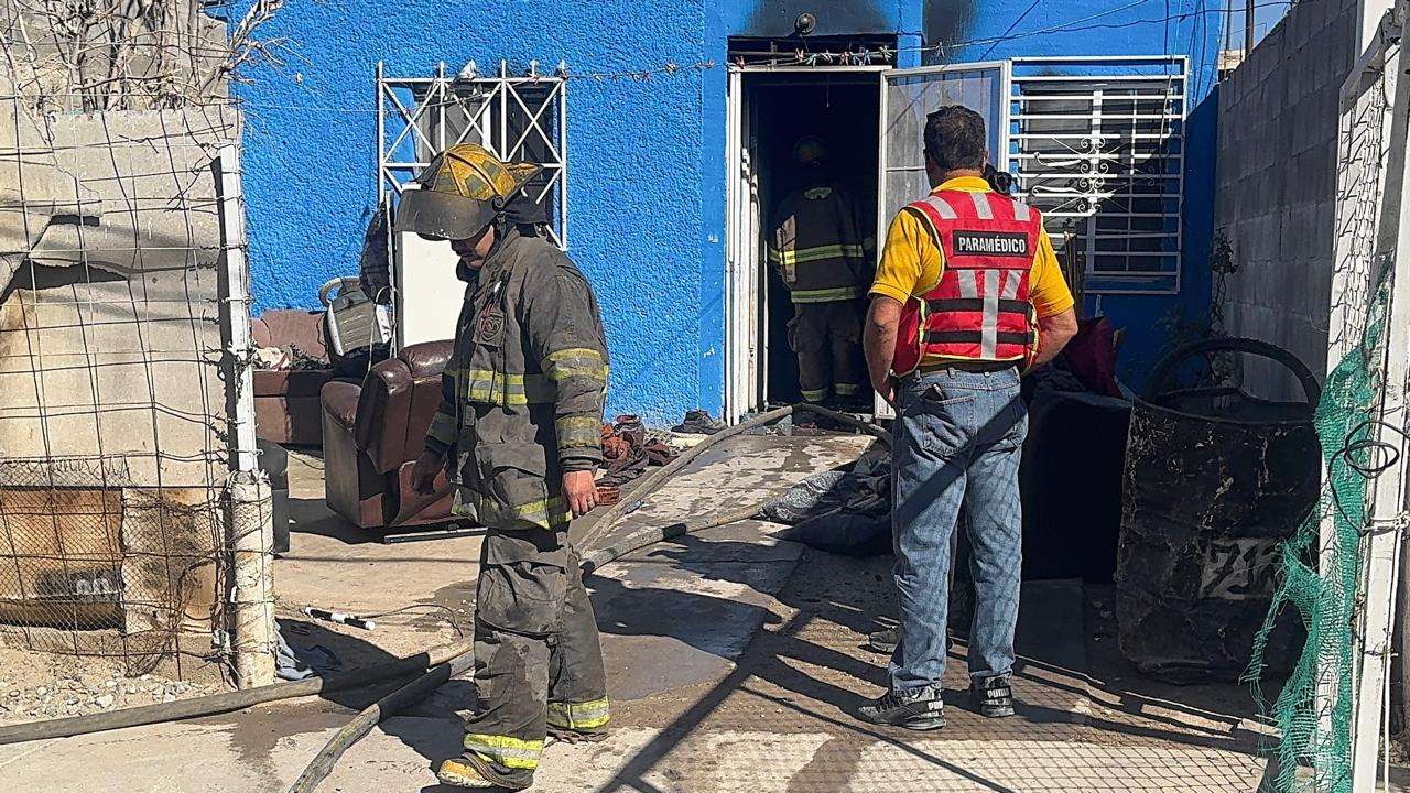 Incendio consume vivienda en Colinas de Juárez 