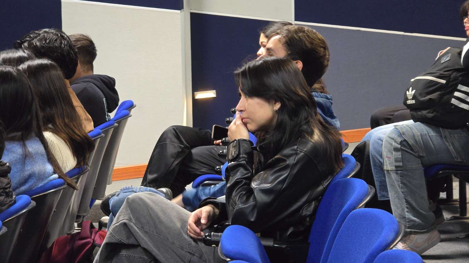 Brindan pláticas sobre liderazgo a estudiantes de la Uach
