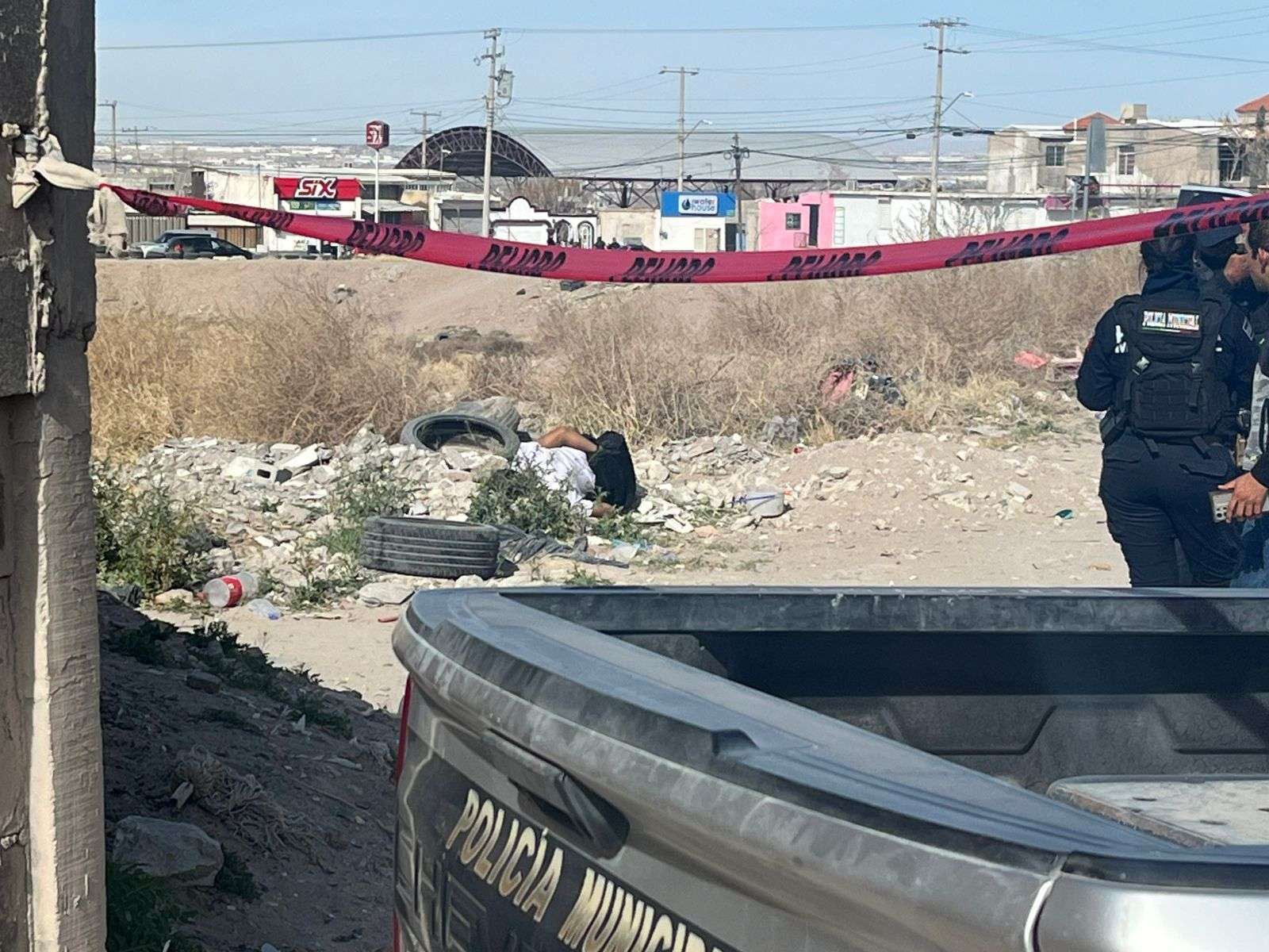 Ejecutan a hombre en la colonia Tierra Nueva; agresores huyen en vehículo gris