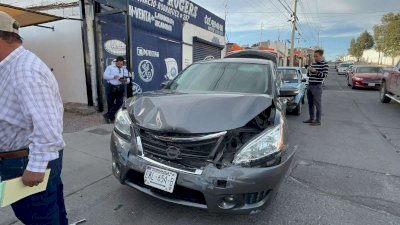 Provoca camión carambola en la Ignacio Rodríguez; choca 4 autos